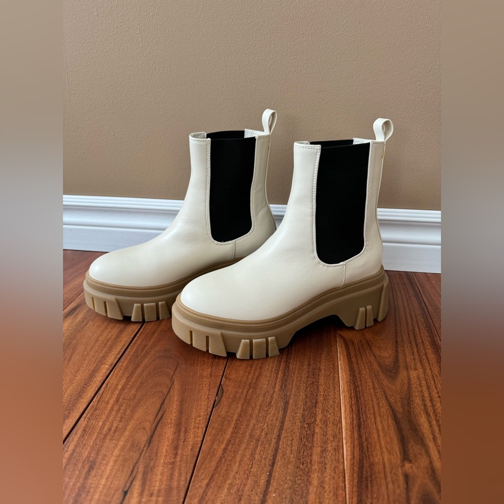 Brand new in box - Chinese Laundry Jenny Boot
